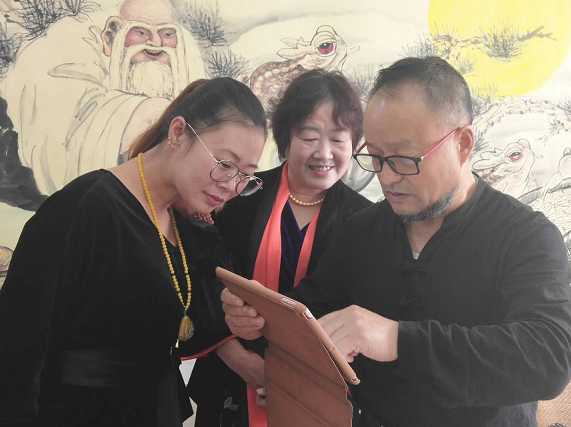 中国著名水墨画家邵韵光创造神奇教学法：50分钟让零基础学员挥毫泼墨当“艺术大师”
