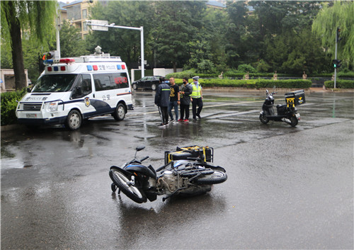 ������С���Ͳ�;��·����ײ��һ������