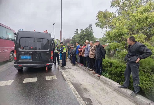 ����ũ���ϸ��٣�С�ͳ������շ�վ�ͱ���