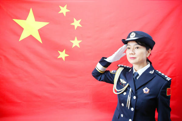 青岛:警界她力量之李沧交警她精彩