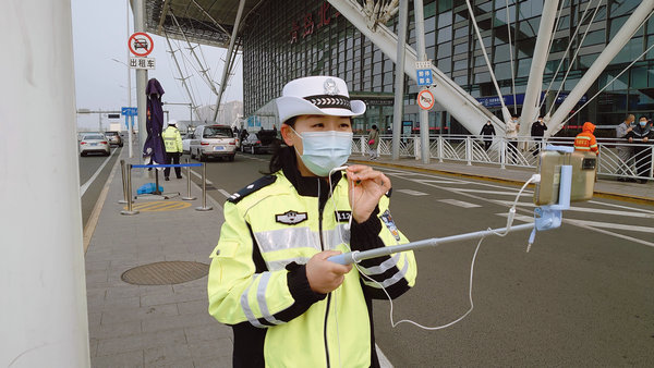 青岛:警界她力量之李沧交警她精彩
