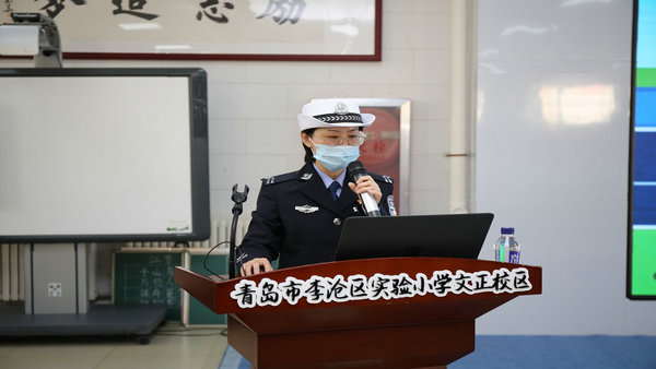 青岛:警界她力量之李沧交警她精彩