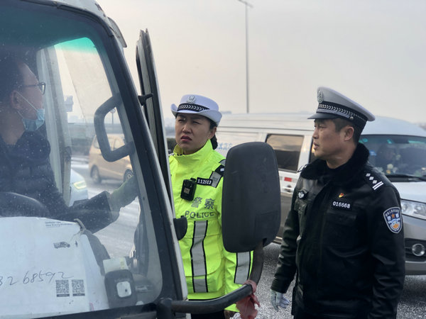 青岛:警界她力量之李沧交警她精彩