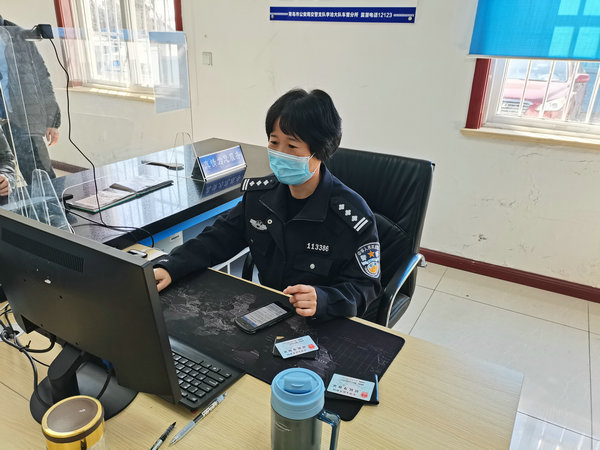 青岛:警界她力量之李沧交警她精彩