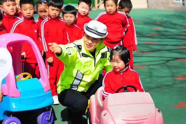 三八女神节，青岛交警晒“警花”