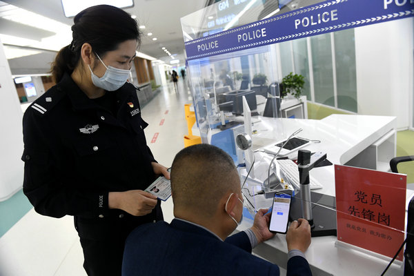三八女神节，青岛交警晒“警花”