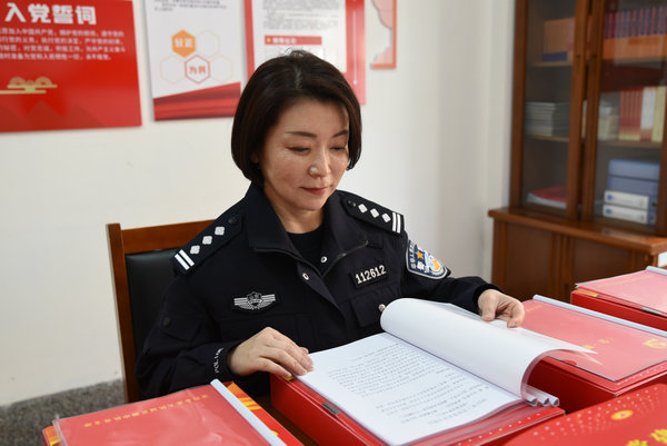 三八女神节，青岛交警晒“警花”