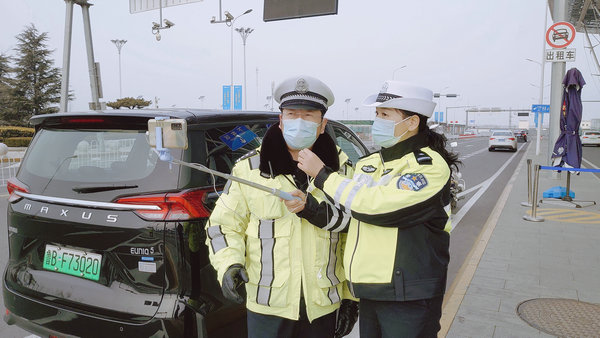 三八女神节，青岛交警晒“警花”