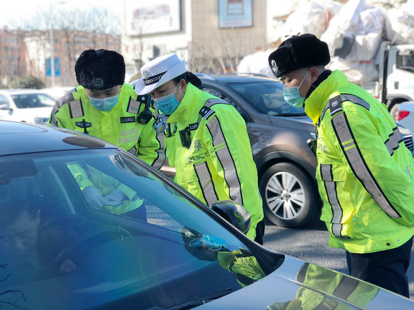 三八女神节，青岛交警晒“警花”