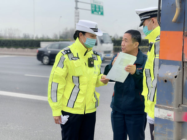 三八女神节，青岛交警晒“警花”