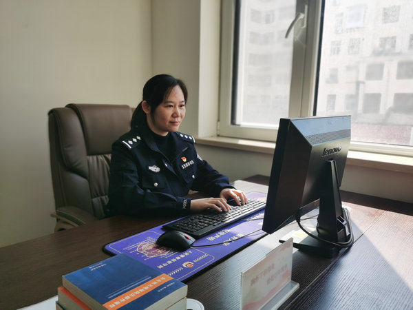三八女神节，青岛交警晒“警花”