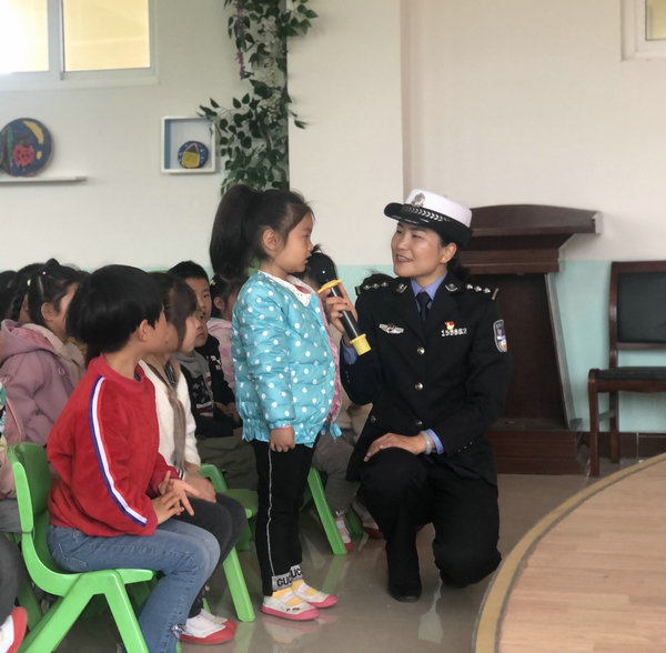 三八女神节，青岛交警晒“警花”