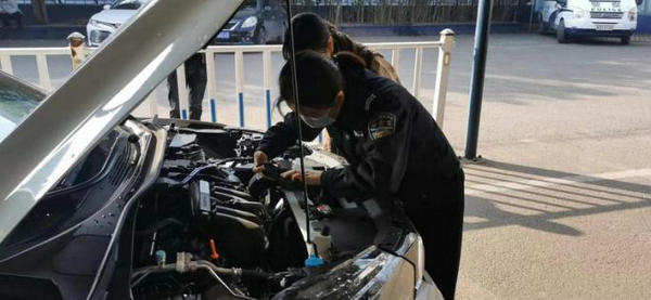三八女神节，青岛交警晒“警花”