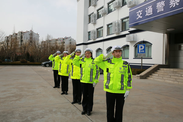 三八女神节，青岛交警晒“警花”