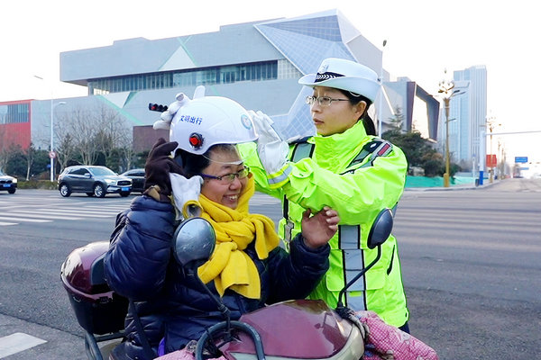三八女神节，青岛交警晒“警花”