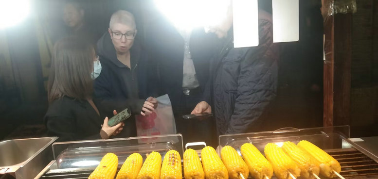 即墨古城:“芝士拉丝玉米”_受国外友人青睐