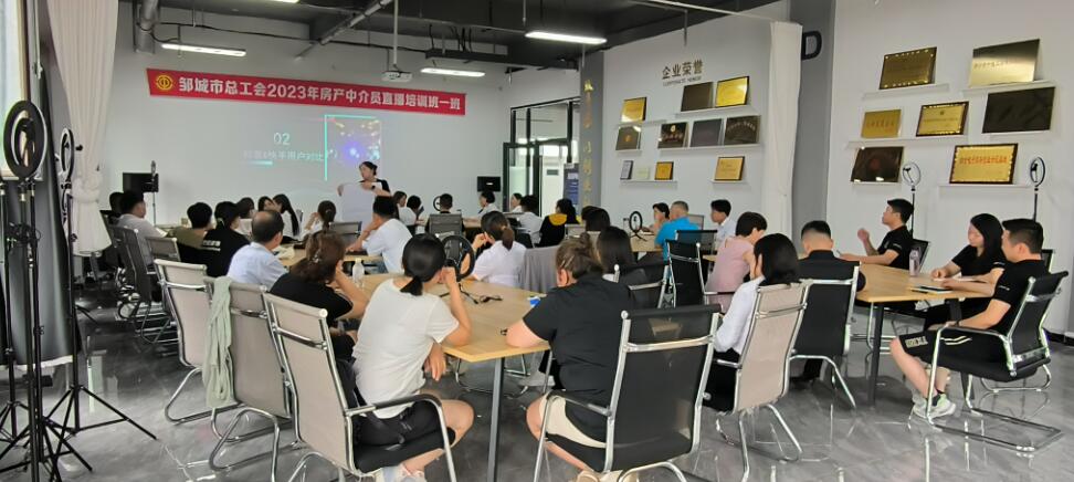 �޳ǣ����+��ѵ��Ϊ��ҵ̬�Ͷ��߳�縳��