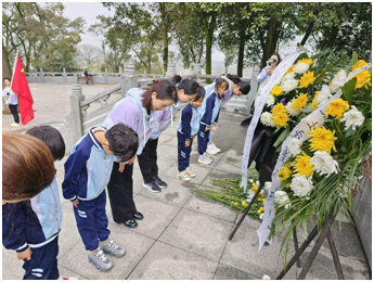 南门湖幼儿园组织开展缅怀革命先烈清明祭扫活动