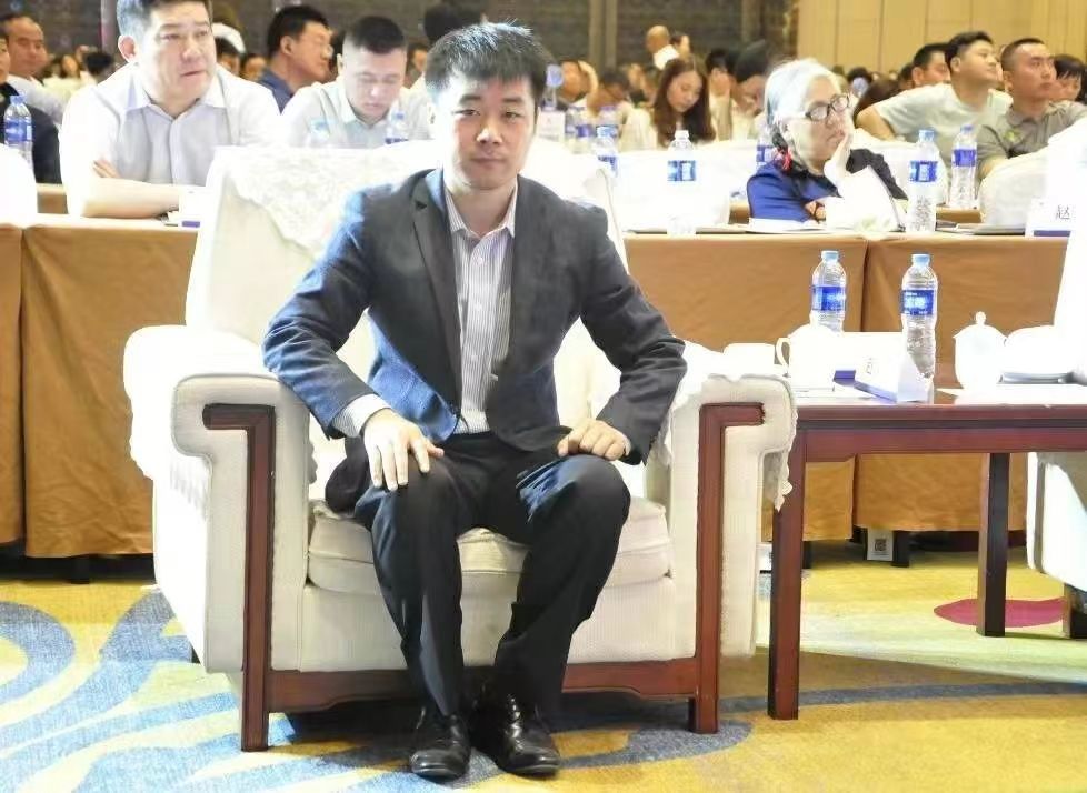 Zhao_Xudong_donates_��China_Coal_Industry_Yearbook��to_China_Green_Alliance.China_Green